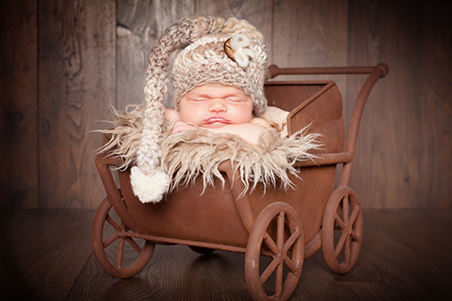 Babyfotograf Düsseldorf: Baby schläft in Kinderwagen. 